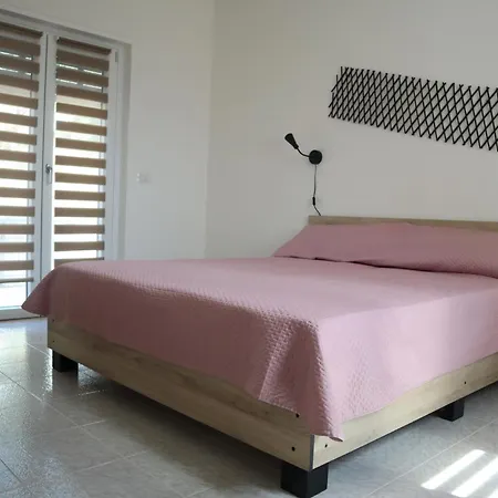 Francesca B Nyaraló *