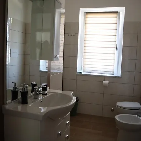 Francesca B Nyaraló *